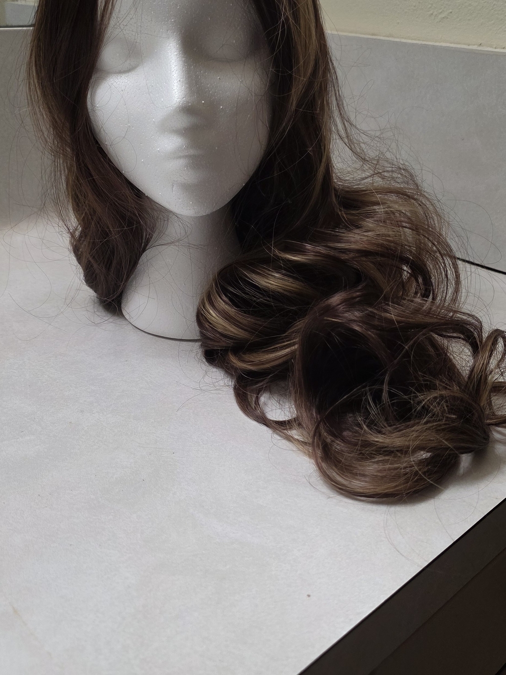Source Unknown Brown Wavy Women's Wig with Subtle Highlights